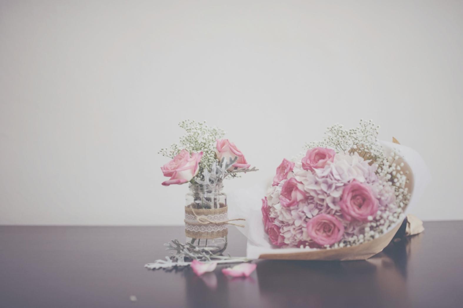 Elegante decoración de boda con arreglos florales sofisticados, iluminación cálida y detalles decorativos que crean una atmósfera romántica y memorable